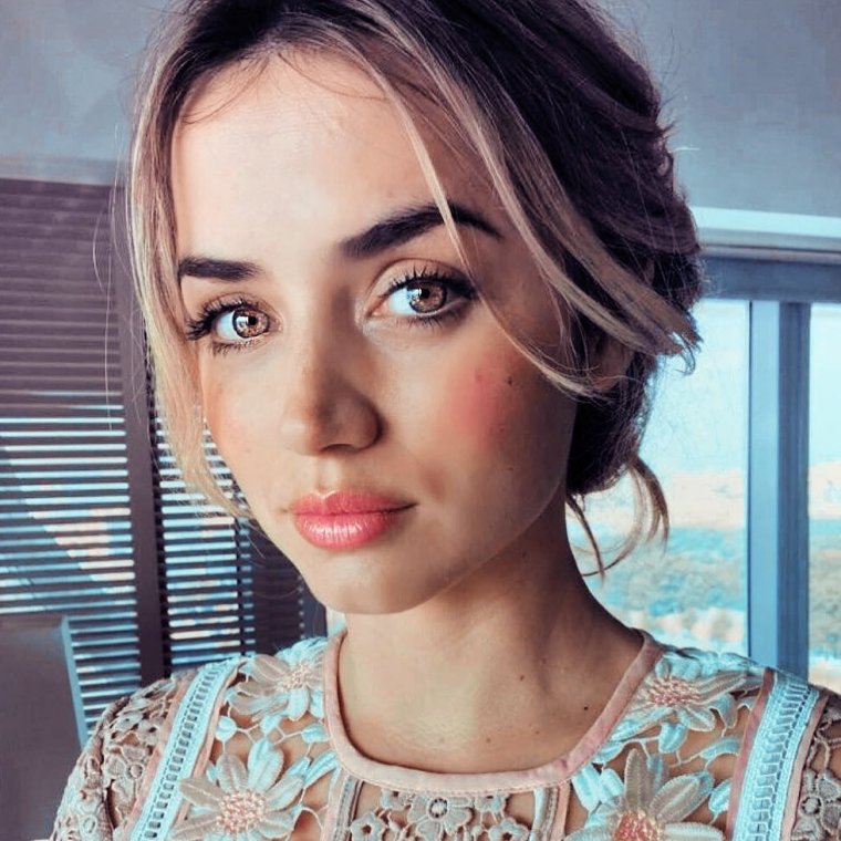 Ана де Армас макияж