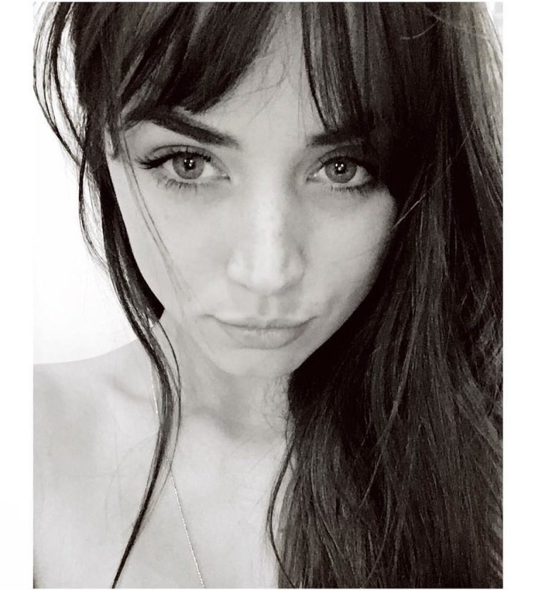 Анна де Армас селфи