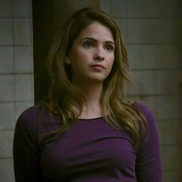 Shelley Hennig Волчонок