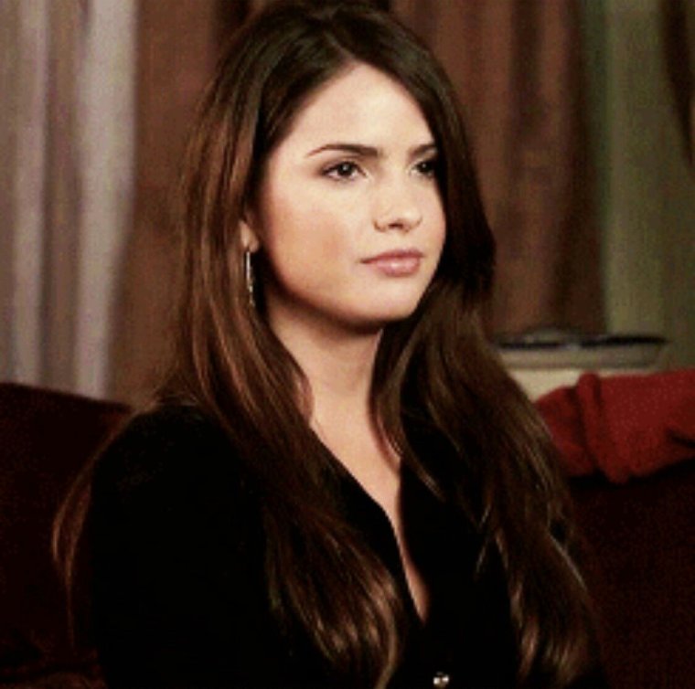 Shelley Hennig гиф