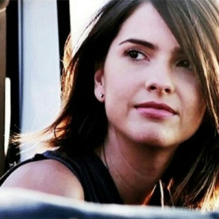 Малия Хейл с голубыми глазами