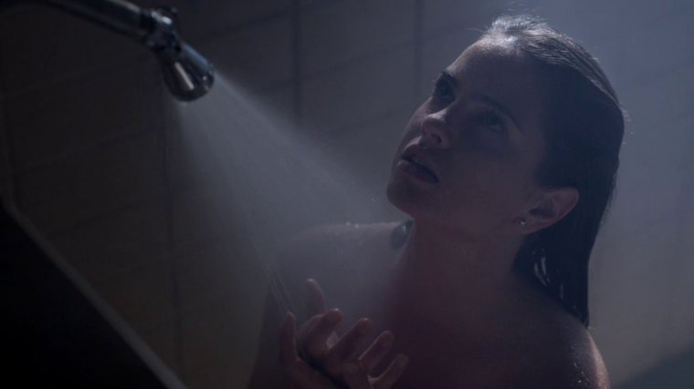 Волчонок Скотт и Малия в душе