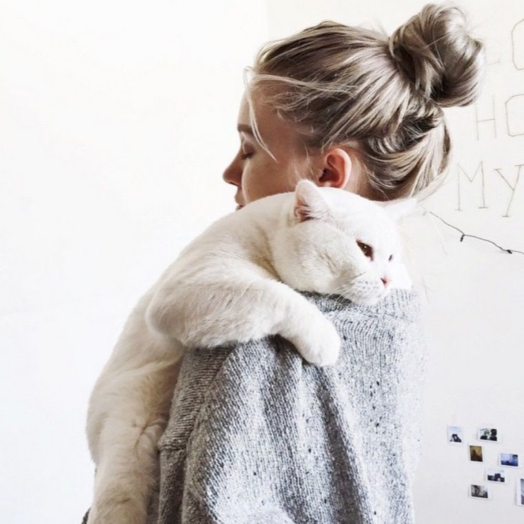 Девушка с котом