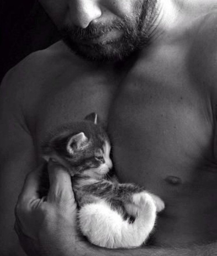 Парень с котенком