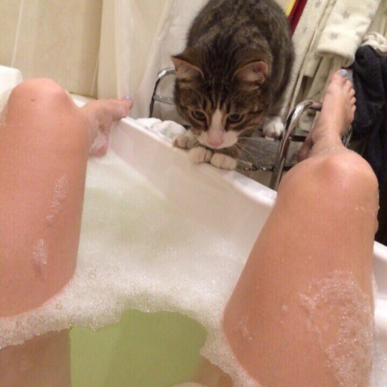 Мокрые ноги в ванной