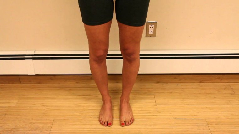 Актриса Гвинет Пэлтроу ножки