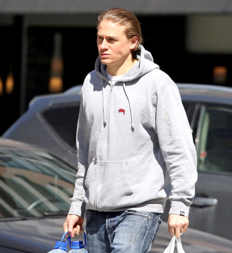 Чарли Ханнэм стиль одежды