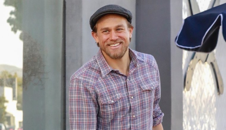 Чарли Ханнэм улыбка