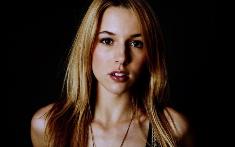 Алона Тал в коротком платье