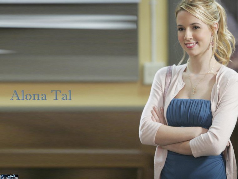 Алона Тал в платье
