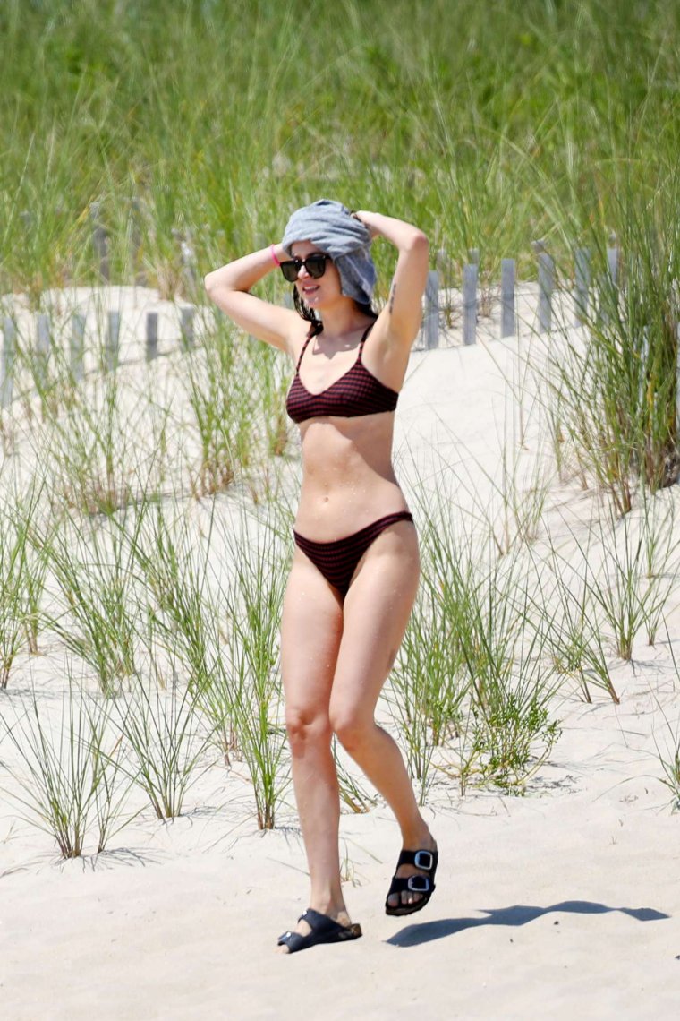 Дакота Джонс в купальнике