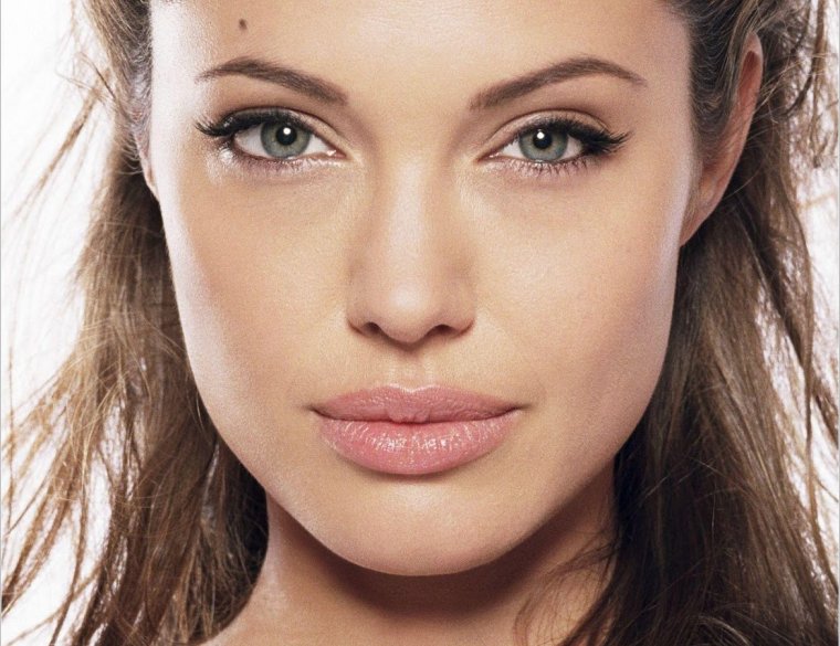 Анджелина Джоли фото анфас