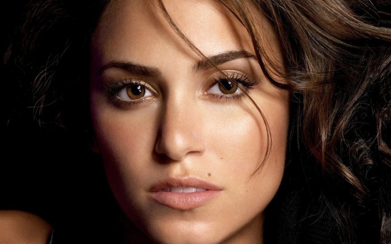 Девушка с родинкой над губой