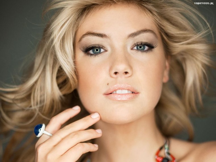 Родинка над губой