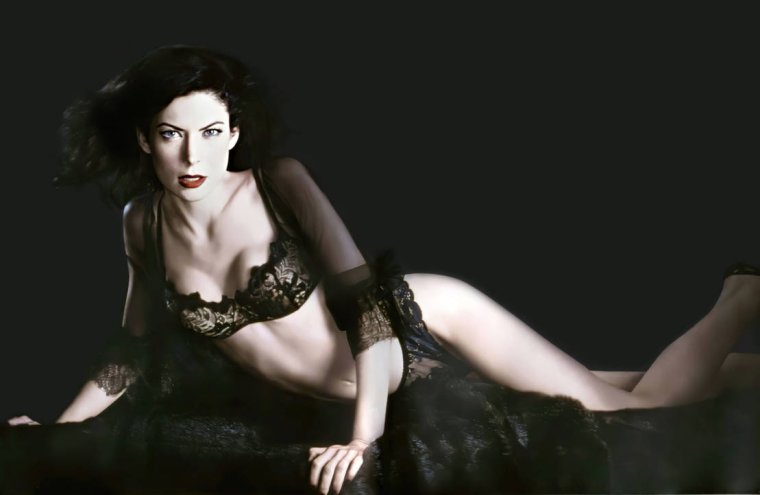 Лара Флинн Бойл +18