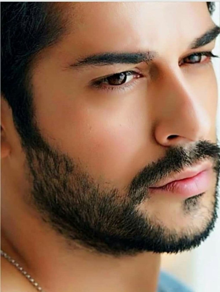 Турецкий красавчик Бурак Озчивит с бородой