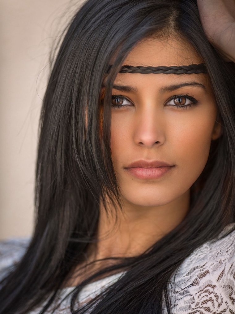 Восточная внешность девушки