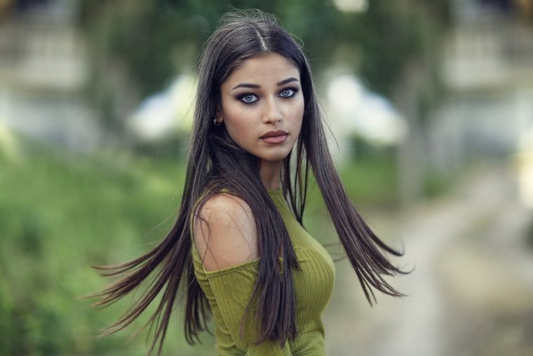 Восточная внешность девушки