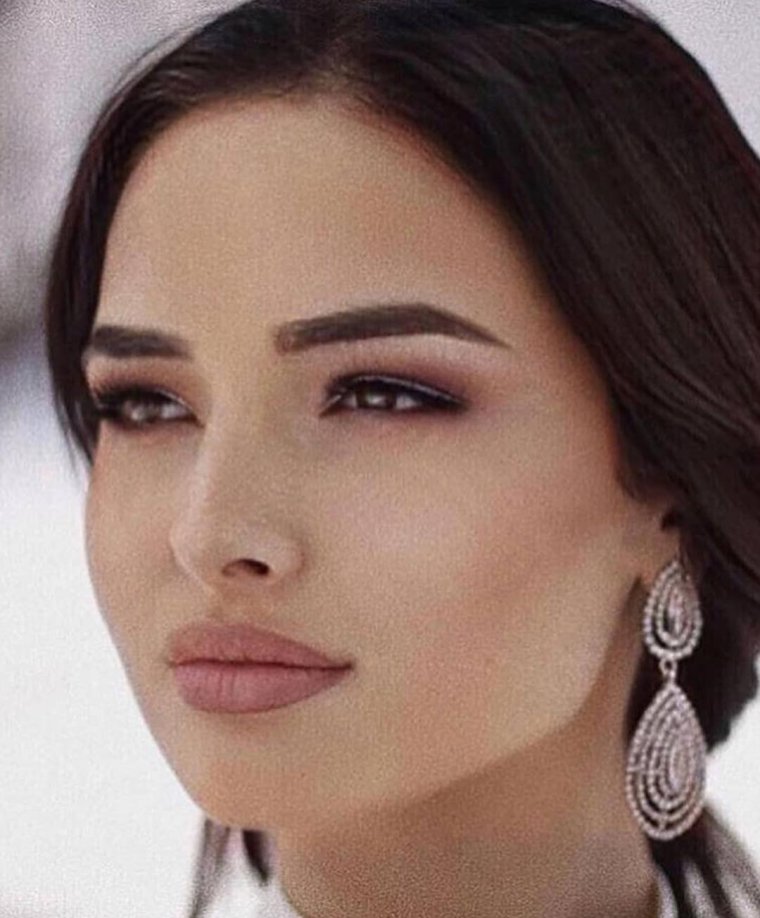 Модель Восточной внешности