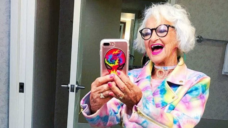 Бабуля с айфоном