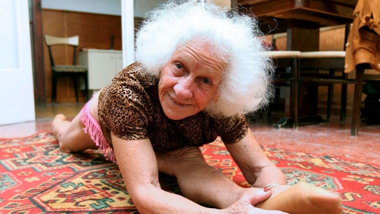 Дряхлая кривоногая бабка