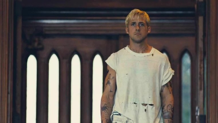 Райан Гослинг под соснами