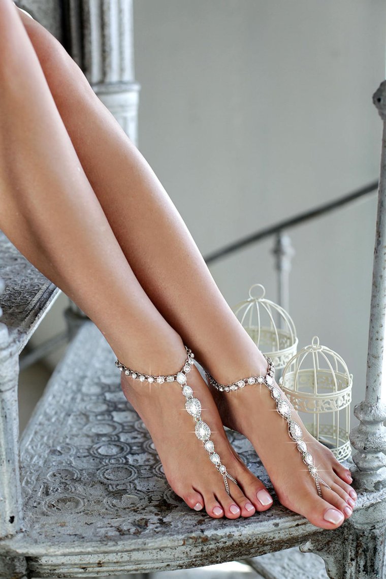 Красивые ноги в босоножках