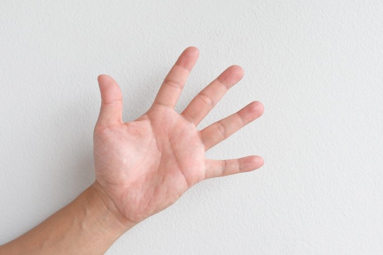 Мужская рука ладонью вверх