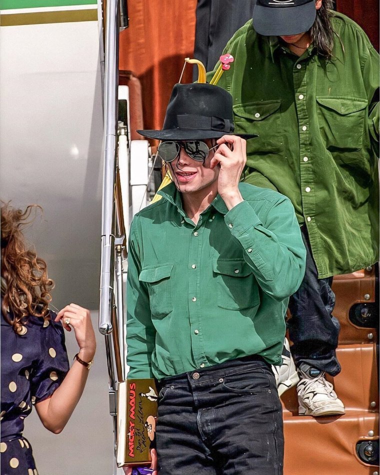 Майкл Джексон в зеленой рубашке