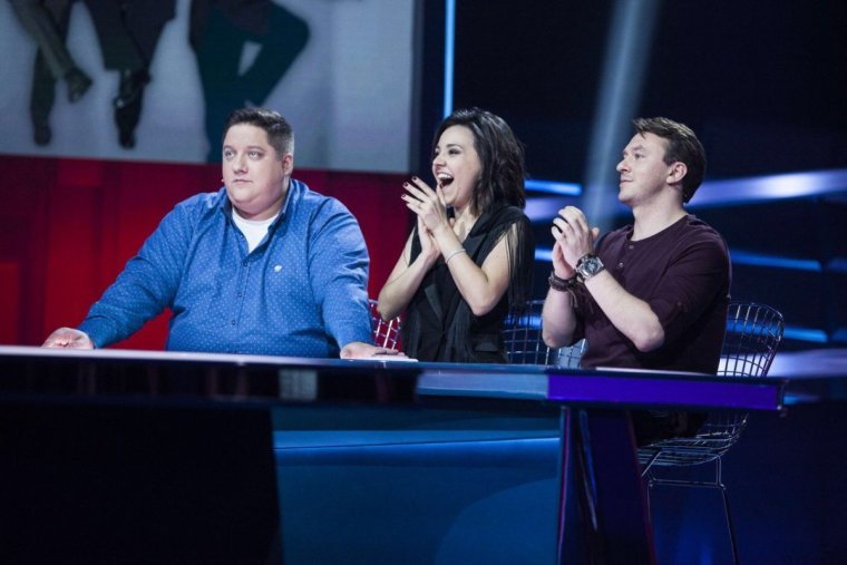 Попка Ирины Чесноковой в синей юбке в однажды в России