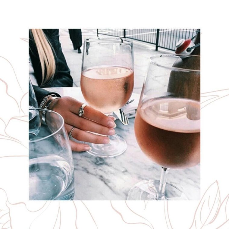 Бокал в руке девушки