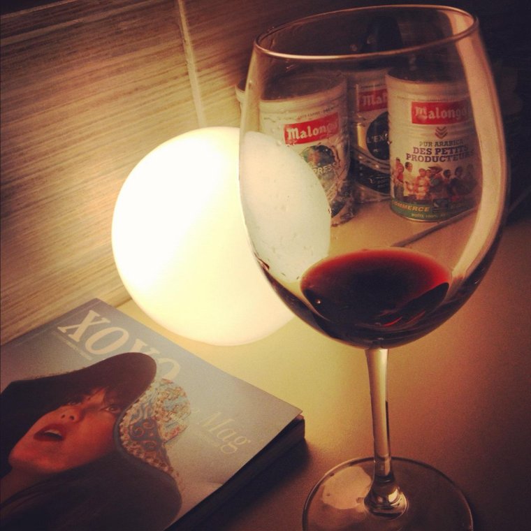 Бокал вина в руке