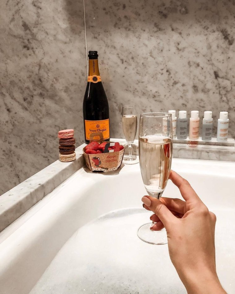 Бокал шампанского в ванной