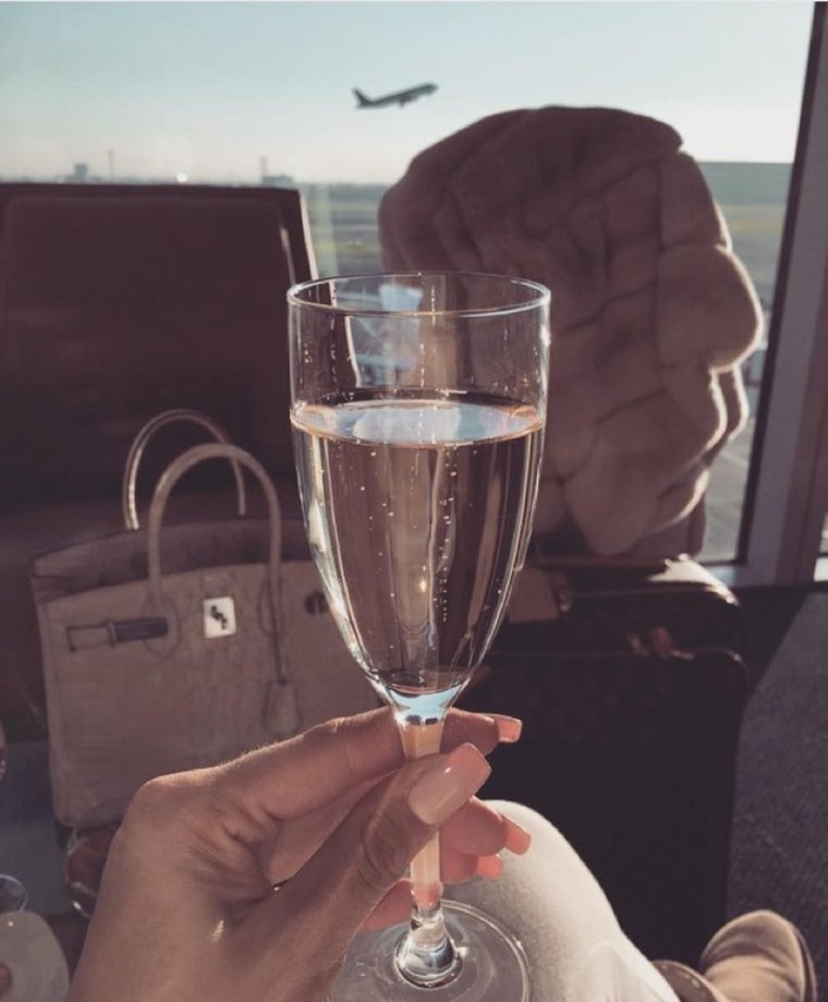 Бокал шампанского в руке девушки