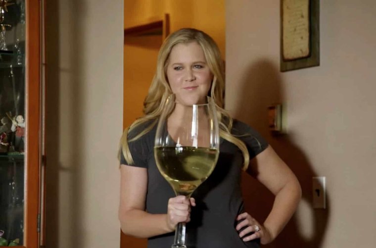 Девушка с большим бокалом вина