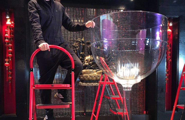 Огромный бокал