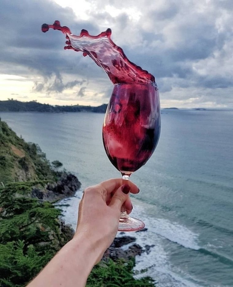 Бокал вина в руке