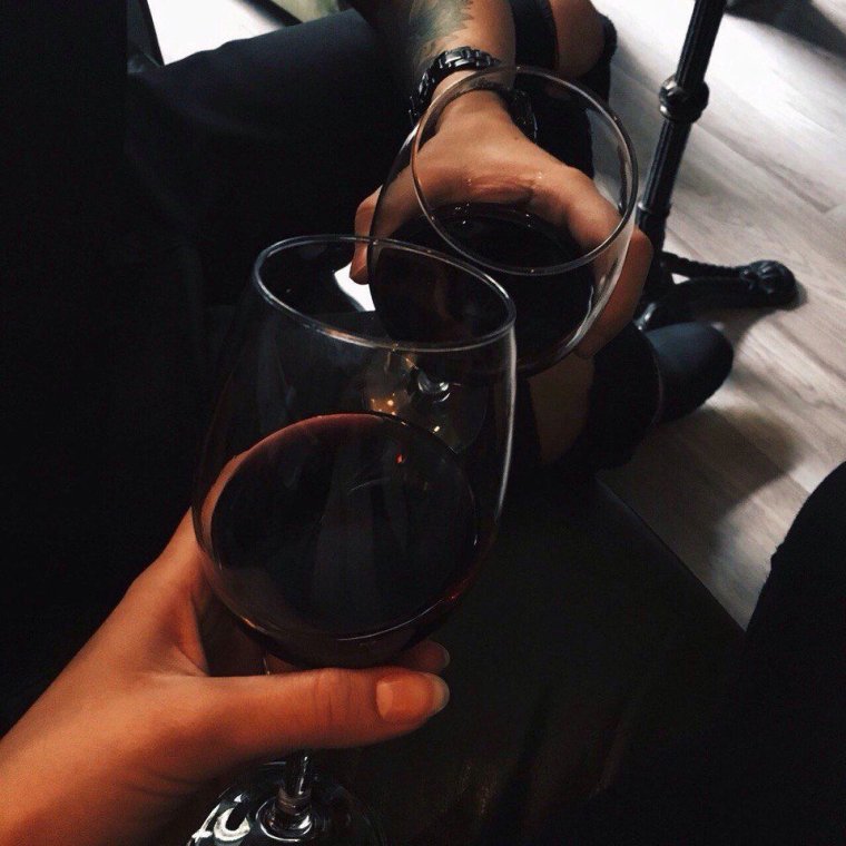 Бокал в руке девушки