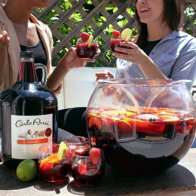 Девушка с бокалом Сангрии