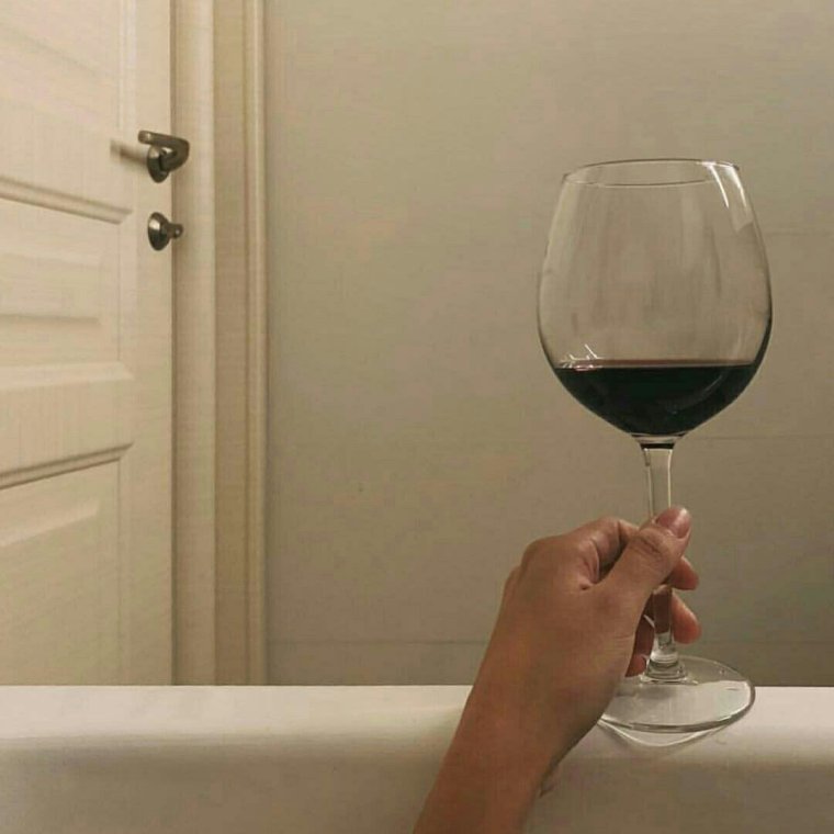 Бокал с вином в руке