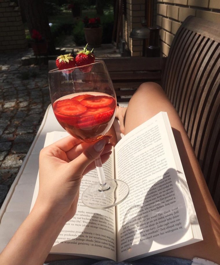 Девушка с вином Эстетика