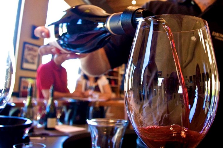 Бокал вина в ресторане