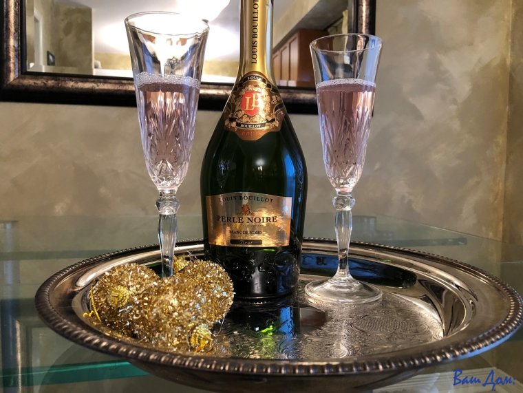 Огромный фужер с шампанским