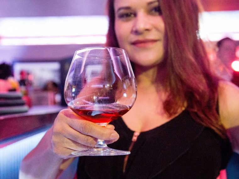 Большой бокал коньяка