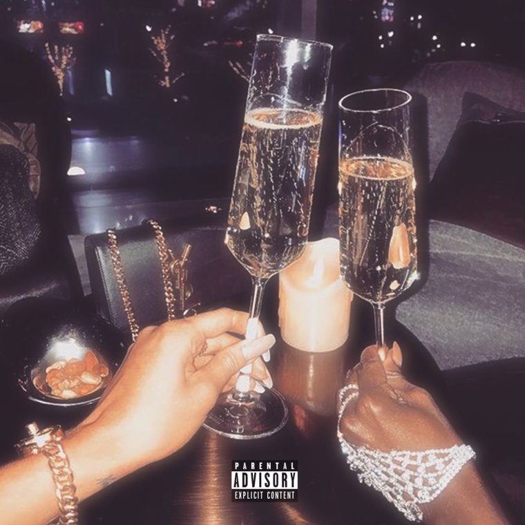 Бокал шампанского в руке