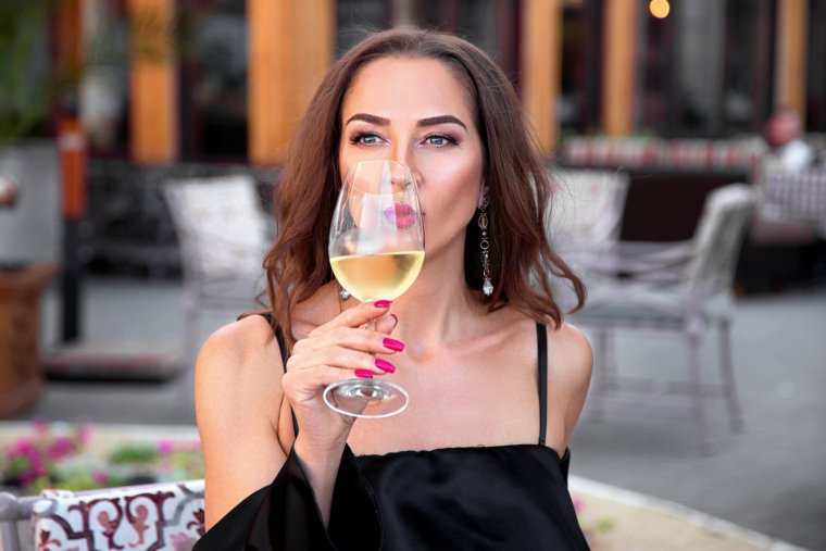 Девушка с бокалом Инстаграм