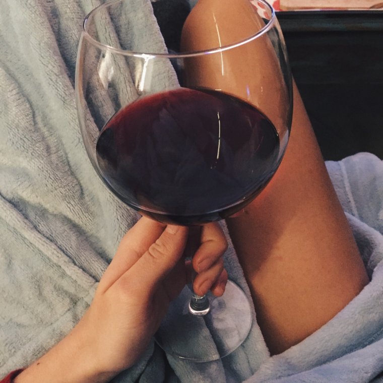 Бокал вина в руке девушки