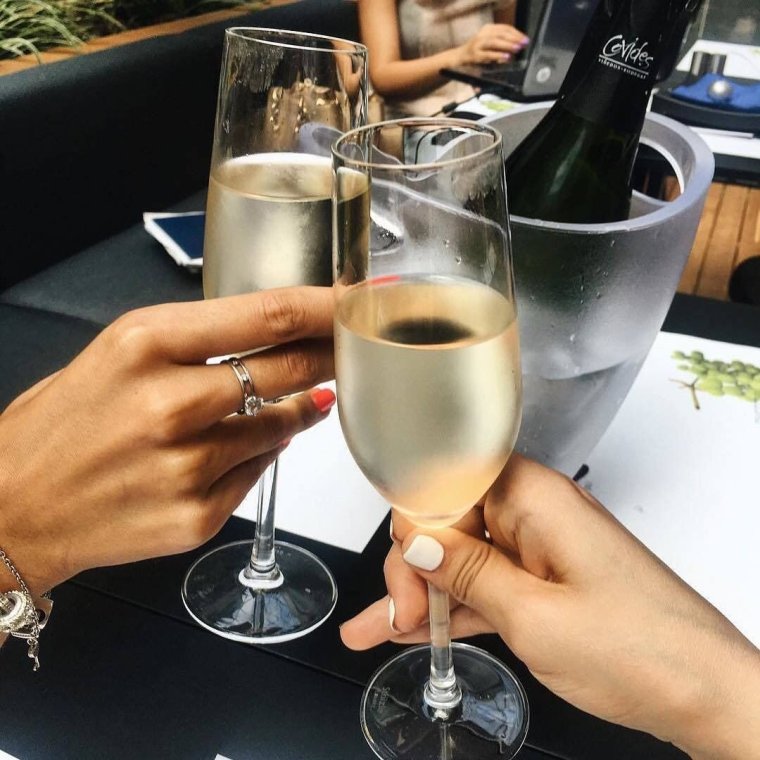 Рука с бокалом