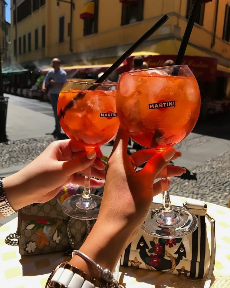 Девушка с бокалом коктейля