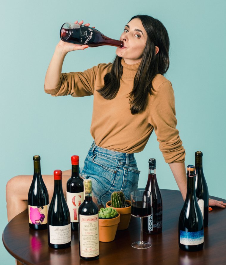 Девушка с бутылкой вина